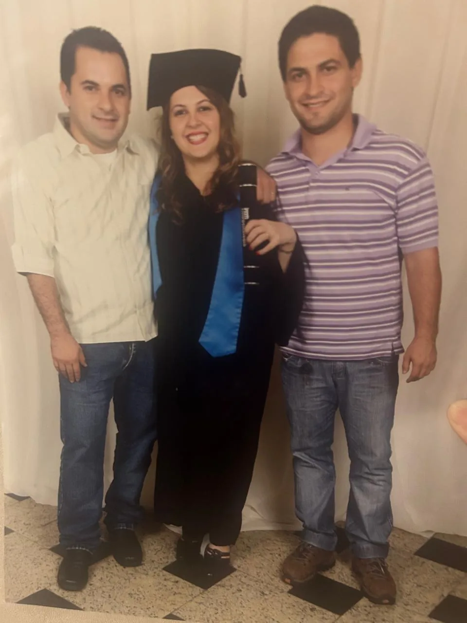 Vanusa Santos com familiares em sua formatura